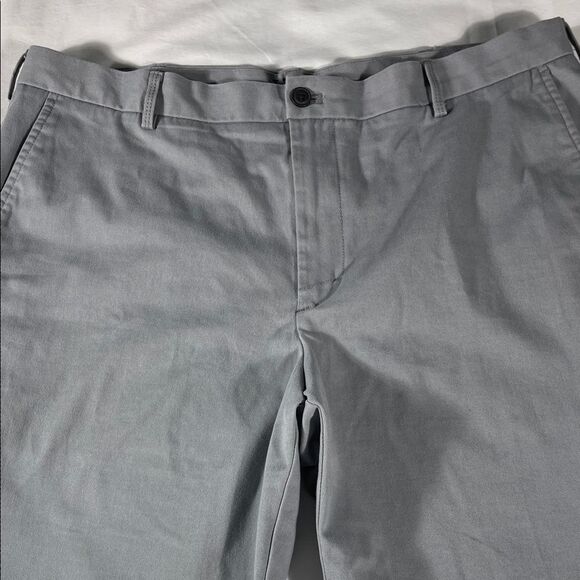 Izod mens grey basic flat front 9" inseam chino shorts - size 38 - Picture 1 of 11